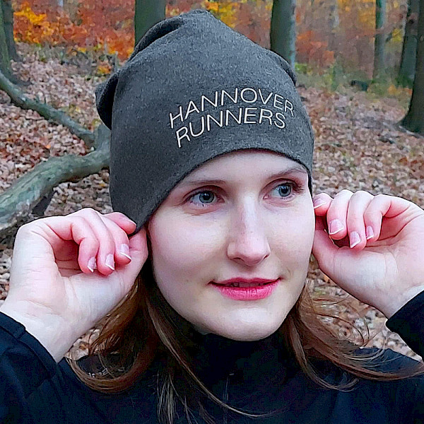 Hannover Runners Beanie, dunkelgraue Mütze ohne Krempe, getragen von einer Frau
